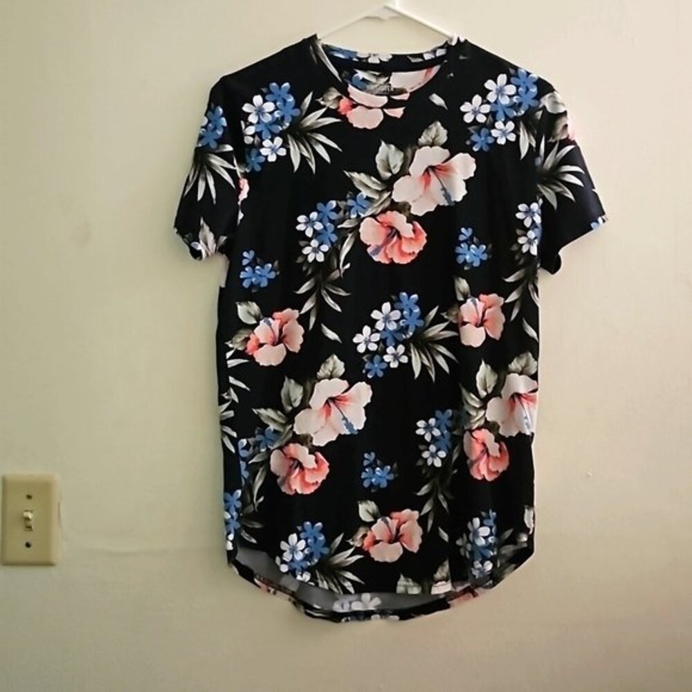 Small Hollister Curved‎ Hem TSHIRT